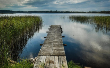 Bontják a Balatonon az illegális stégeket