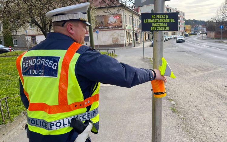 A zászlót tudjuk pótolni, az életet nem!