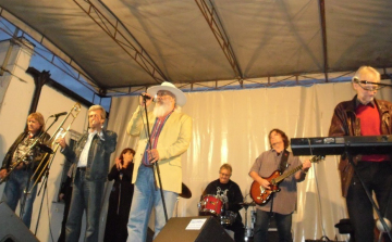 Jubiláló Apostol: Salgótarjánban futottak be