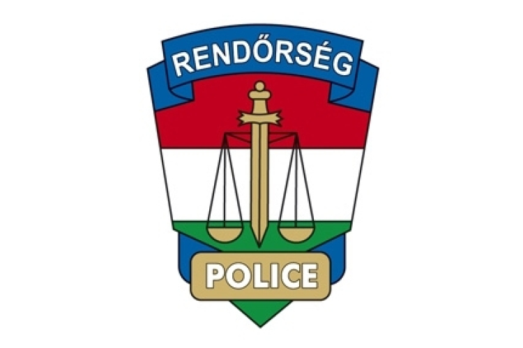 Megrúgta a biztonsági őrt