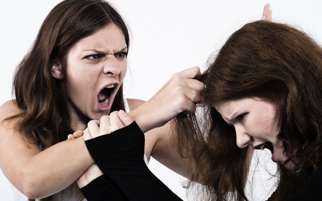 Kapa nyelével ütött