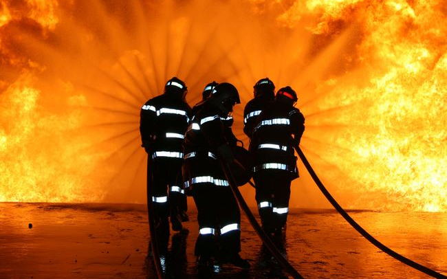 Tűz egy balassagyarmati társasházban