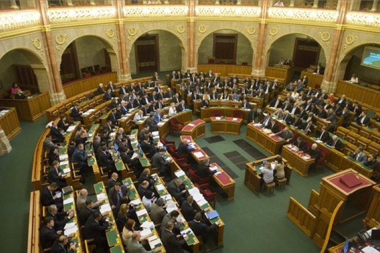A kormány tagjait interpellálják a képviselők