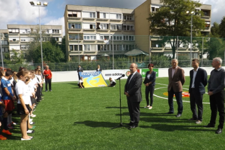 Átadták a műfüves pályát a besztercén