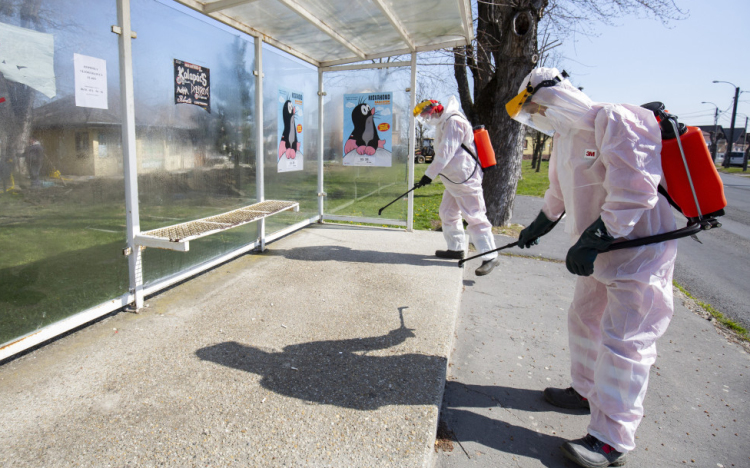 Közterületeket, buszmegállókat fertőtlenítenek országszerte