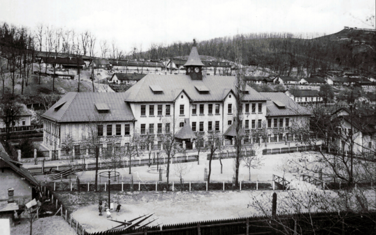 Acélgyári elemi iskola.