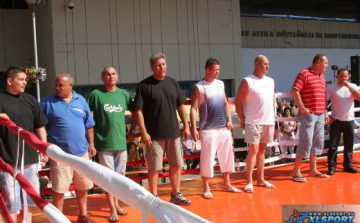 Pofonokat osztogatnak Salgótarján Fő terén