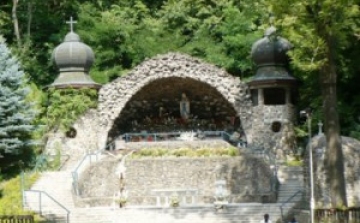Lourdes püspöke áldja majd meg a szentkúti barlangot