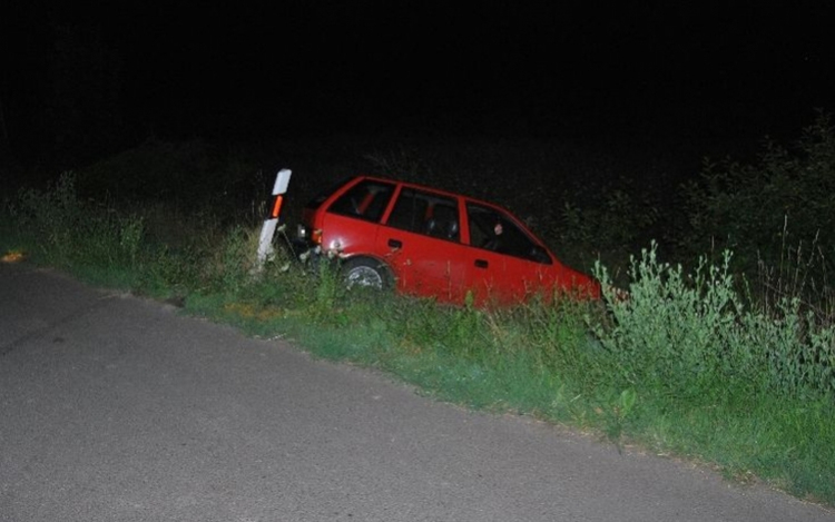 Lopott autóval hajtott árokba