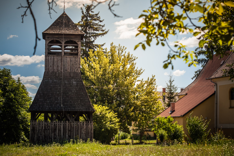 A ceredi fa harangláb - Videón megszólal a harang is!
