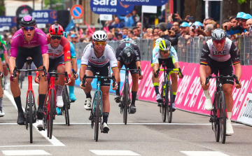 Giro d\'Italia - Milan triplája sprintbefutóban, Valter a mezőnnyel ért célba.