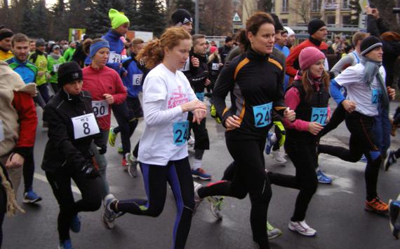 Egy ezüst és egy arany a karácsonyfa alatt