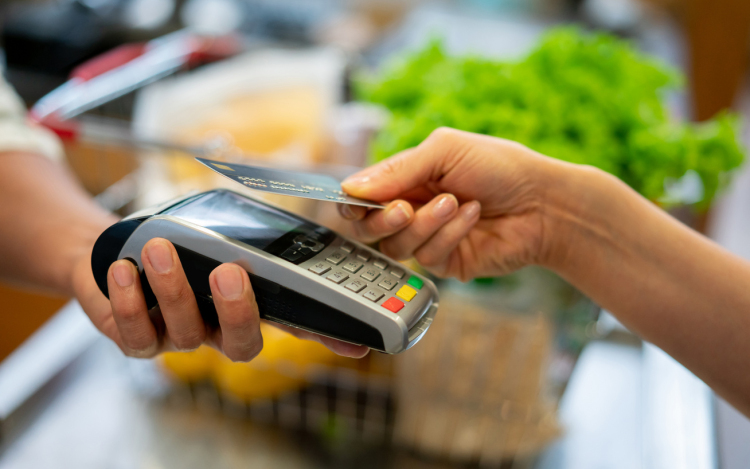 Negyvenkilencszer vásároltak a lánytestvérek az idős ismerősüktől elcsent bankkártyával