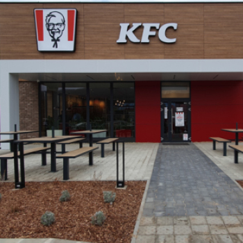 MEGNYITOTT A SALGÓTARJÁNI KFC GYORSÉTTEREM