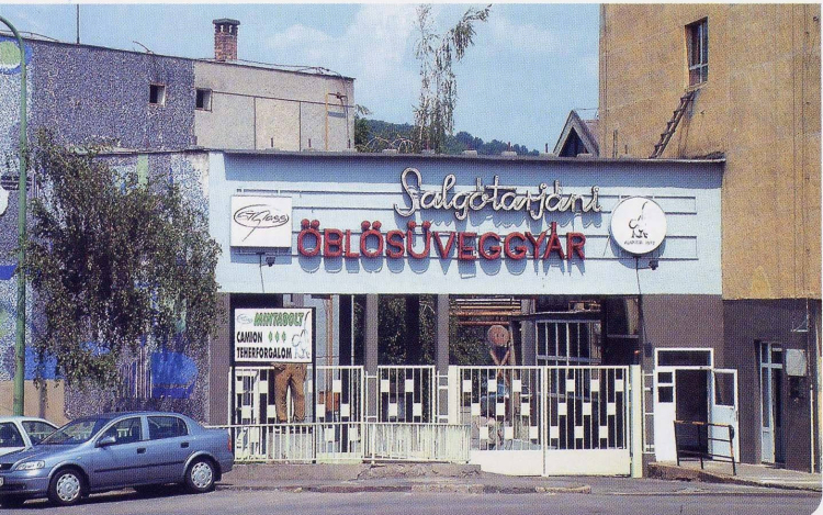 VOLT EGYSZER EGY ÖBLÖSÜVEGGYÁR