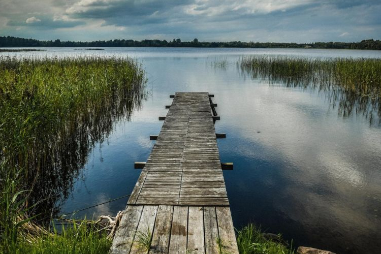 Bontják a Balatonon az illegális stégeket