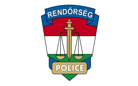 Téglával dobta meg a buszt