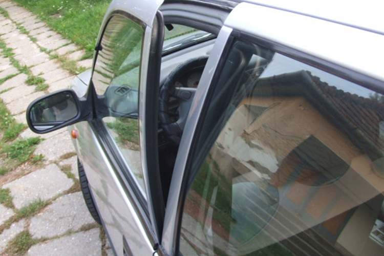 Őrizetben az autófeltörő