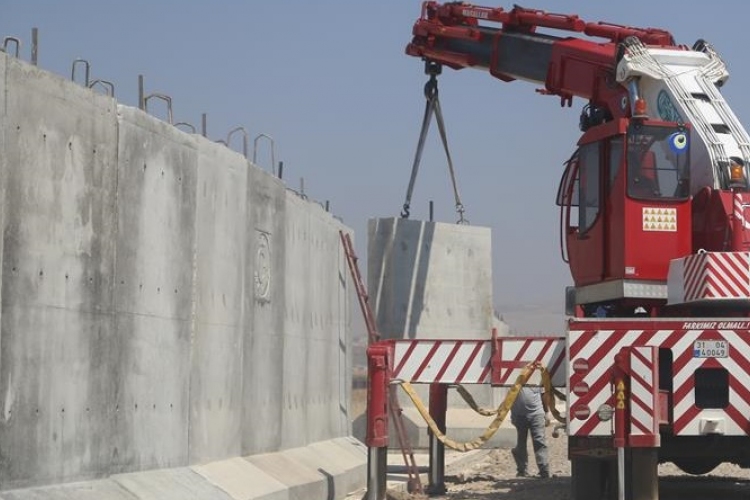 Törökország 900 kilométeres falat épít a török-szír határon