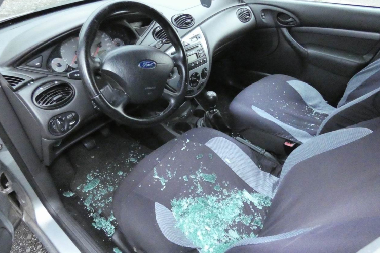 6 gépkocsit törtek fel Salgótarjánban