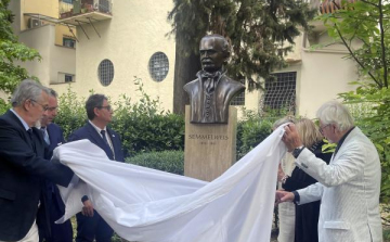 Semmelweis-szobrot avattak Európa legrégebbi gyermekvédő központjában, Firenzében