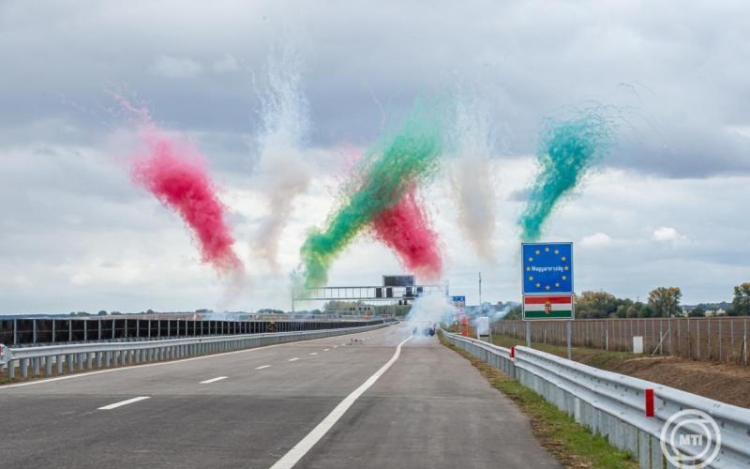 Lázár János: egy régi és mély sebet gyógyított be a magyarországi M6-os és a horvátországi A5-ös autópálya összekötése