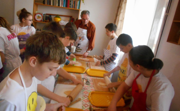 Olimpiai bajnokok sütötték a csörögefánkot Nógrád községben