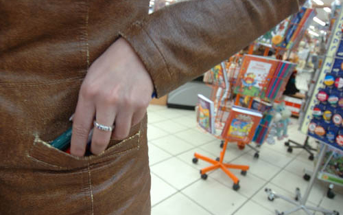 Őrizetben a bolti tolvajok