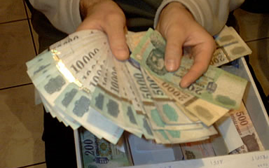 Készpénz a kesztyűtartóból