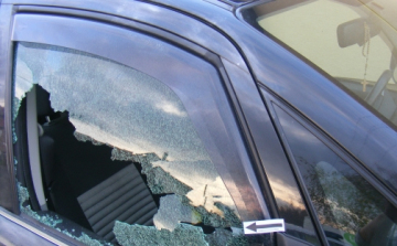 Vádemelés a gépkocsi feltörők ellen