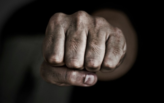 Az utcán garázdálkodott