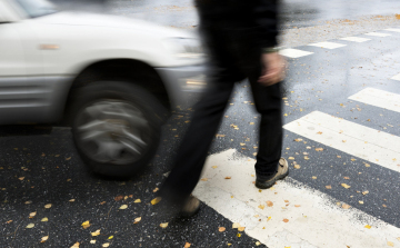 VÁLTOZIK A KRESZ - a zebráknál való megállás, az azokon való átkelés szabálya is változik