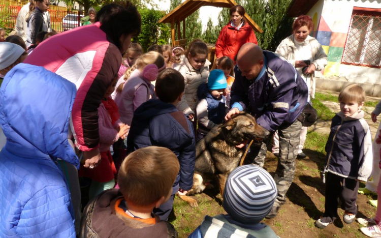 Rendőrkutya az „Apró rendőröknél”