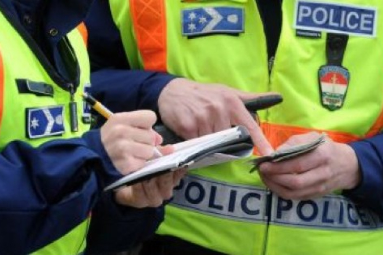 Eltiltás hatálya alatt, vezetői engedély nélkül vezetett