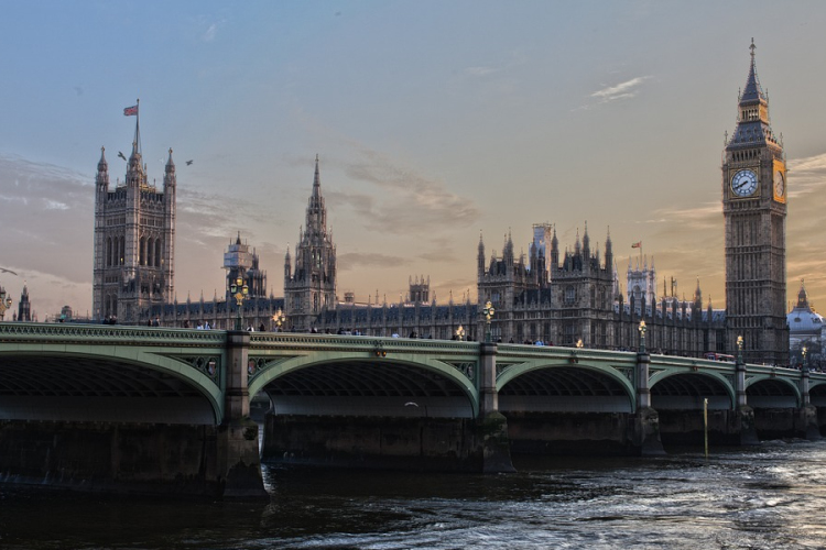 Jelentős újabb szankciókat léptetett érvénybe Oroszország ellen a brit kormány