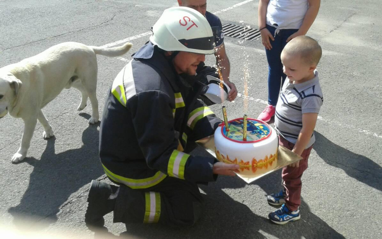 Tűzoltókkal ünnepelt Patrik