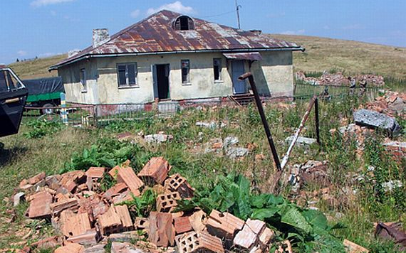 Karóval ütötte az ajtót és a kerítést a garázda