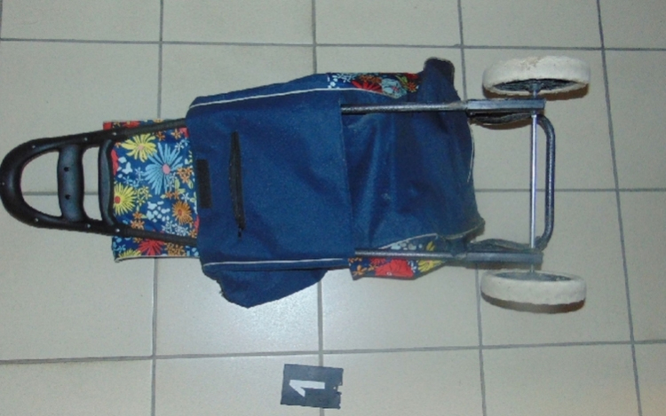 Bevásárlókocsival vitték ki az árut