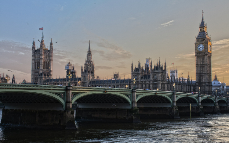 Teljesültek a további nyitás feltételei Nagy-Britanniában