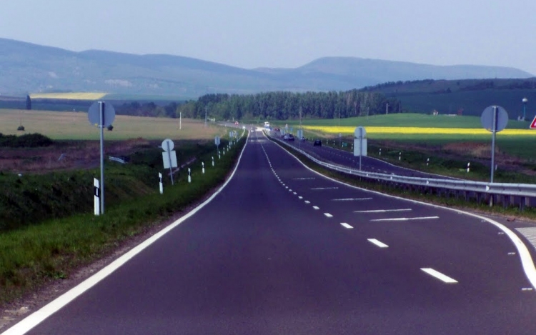 Egymilliárd forint értékű útfelújítás kezdődik Nógrád megyében
