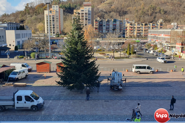 MEGÉRKEZETT SALGÓTARJÁN FŐTERÉRE MINDENKI KARÁCSONYFÁJA.