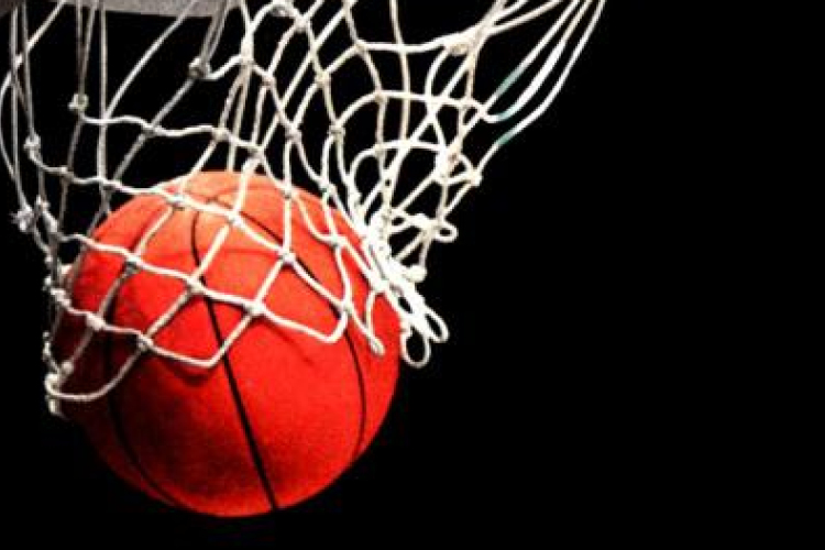 Menetelnek a pásztói kosarasok