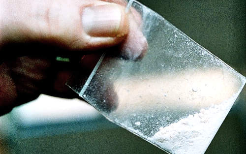 Ruházatukból került elő a kábítószer