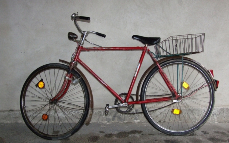 Elvette a kerékpárt