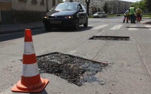 Kezdődik a tavaszi kátyúzás megyénk útjain