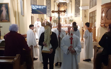 Tűzszentelés és feltámadási körmenet, Nagyszombaton.