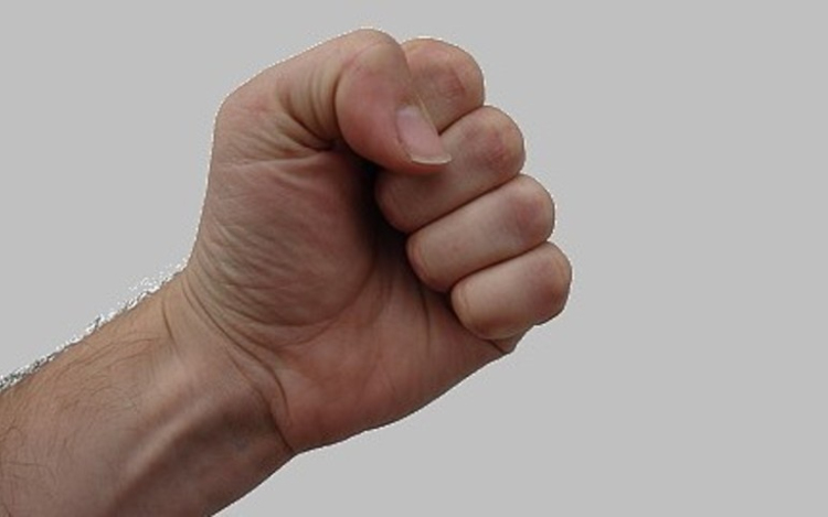 Ököllel ütötte kislányát