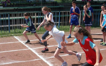 Remekeltek Nagyoroszi és Szügy kisiskolásai