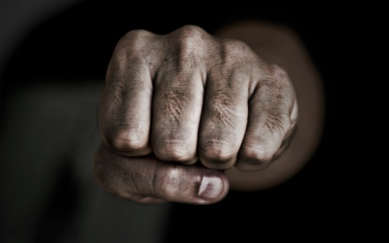 Megverte és kifosztotta a testvérét