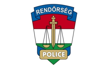 Hamis igazolványt adott át